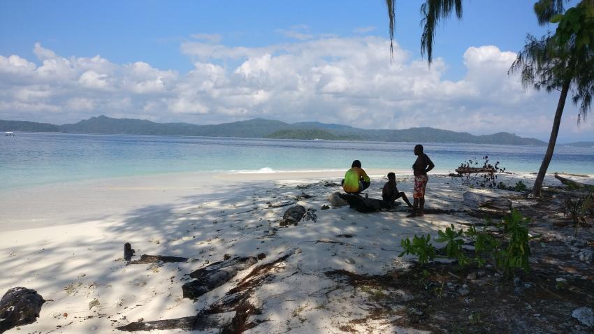 Tauchpause bei den Ausflügen auf einer Insel, Yenkoranu Homestay+Diving, Indonesien, Allgemein