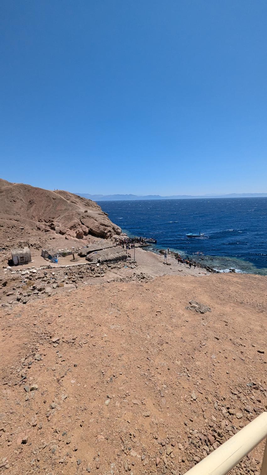 Blick auf den Tauchplatz Eingang El Bells und den Startpunkt der Speedboote. Diese fahren z.B. zur Nördlichen Blue Lagoon oder Ras Mamlah, Blue Hole (Dahab), Ägypten