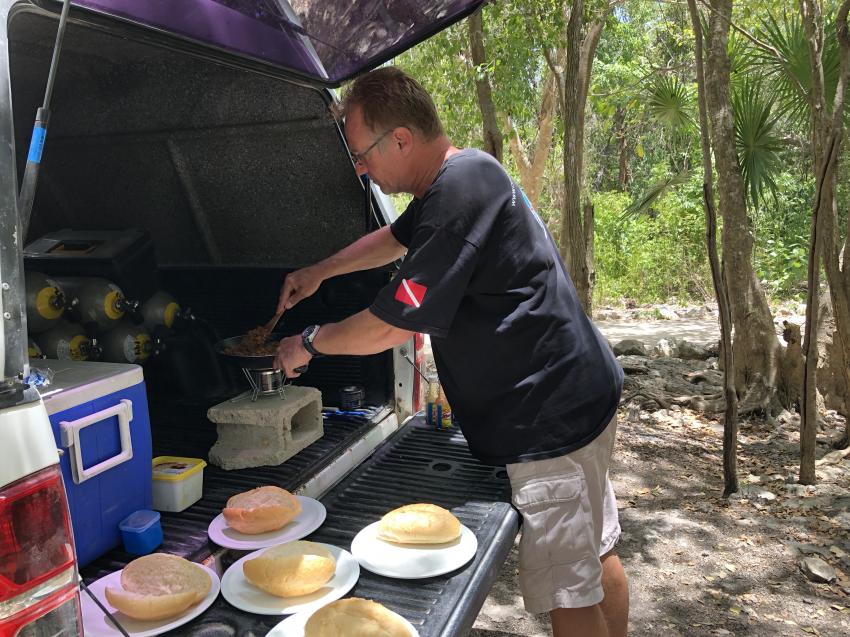 Stefans Ideen für seine Snack-Küche sind keine Grenzen gesetzt, Cenote Adventures, Mexiko