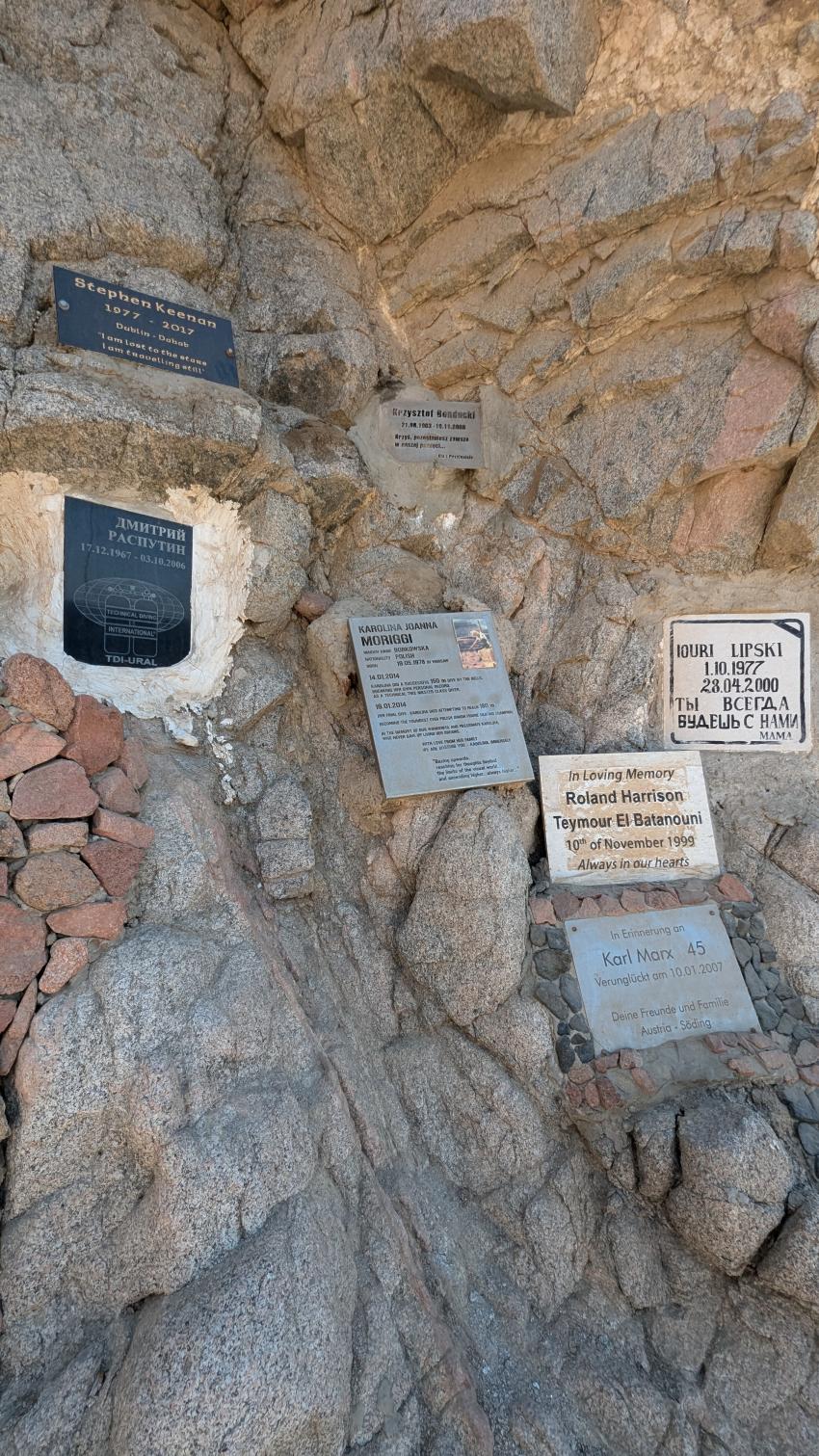 Die Memorial Wand mit den verstorbenen Tauchern, Blue Hole (Dahab), Ägypten