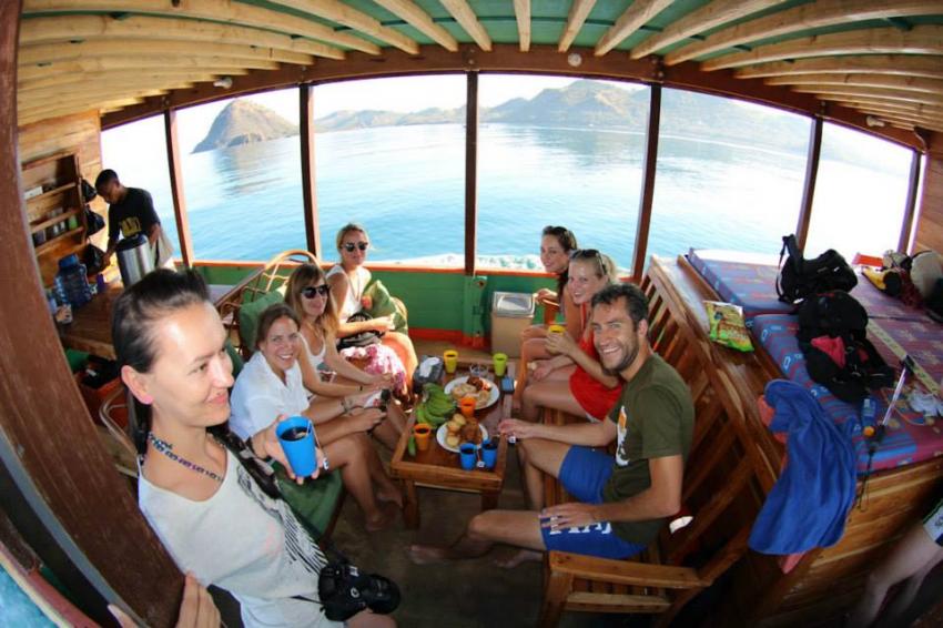 Tagesboot Tagesboot, Komodo Dive Center day boat, Komodo Dive Center, Labuan Bajo&#8236;, Indonesien, Essen, Hunger, Buffet