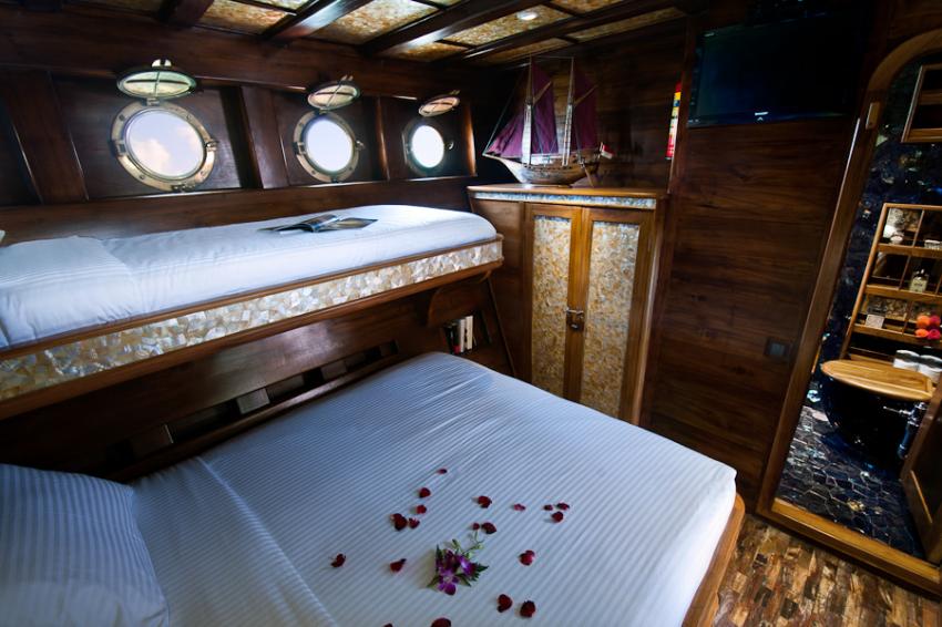 2) DELUXE CABIN MIT EXTRA BED, KLM Mantamae, Indonesien, Allgemein