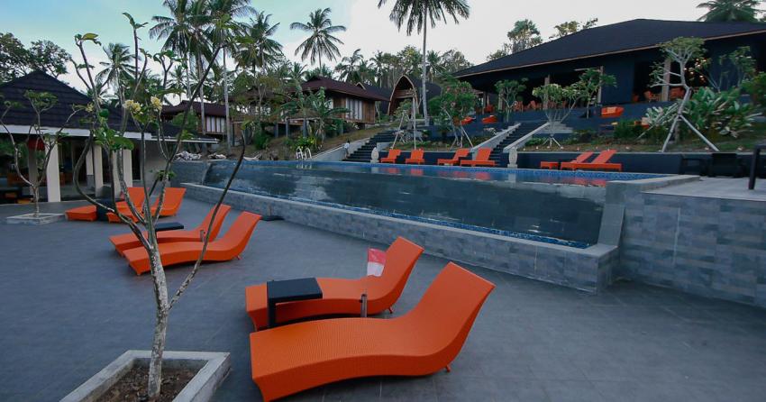 Liegen am Pool, Bastianos Bangka Dive Resort, Indonesien, Sulawesi