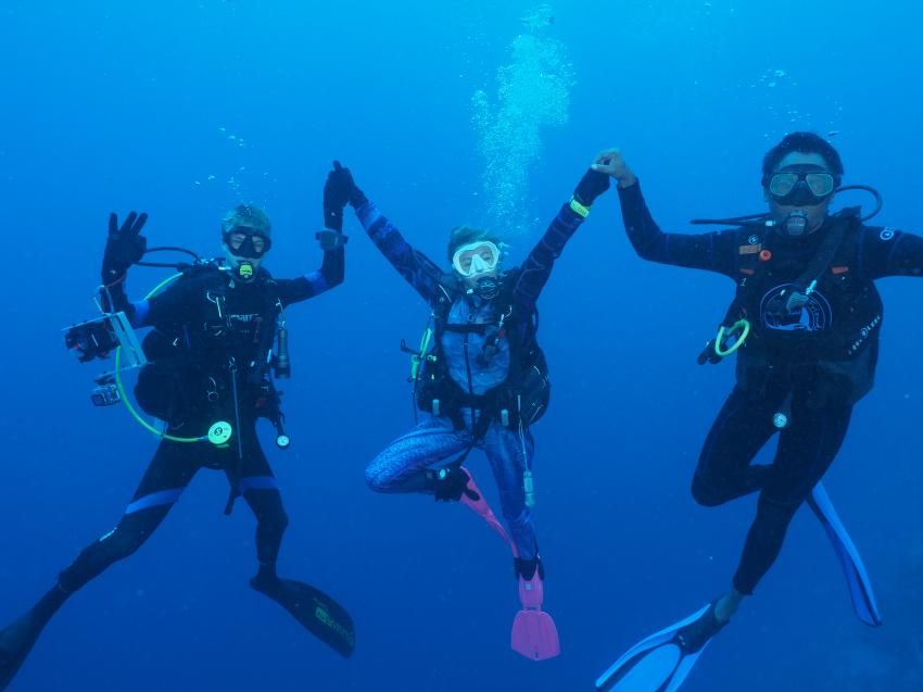 DIVE WITH FRIENDS, #DIVEWITHFREINDS #fuvahmulah #divepointfuvahmulah #tigersharkparadise #tigerhai #malediven #tauchenmalediven, DivePoint Fuvahmulah, Malediven