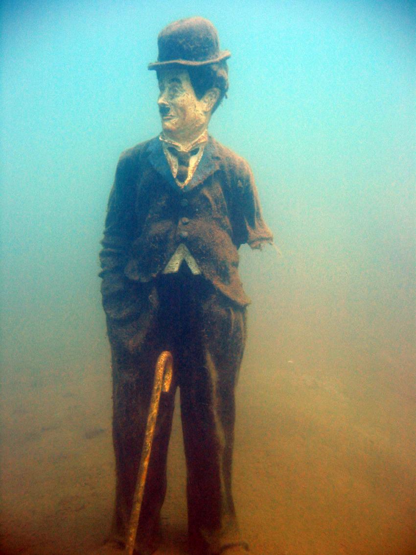 Charlie Chaplin unter Wasser