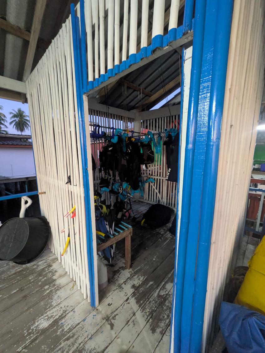 Ausrüstungskammer auch für Gäste , OK Club Diving Center, Koh Lanta, Thailand, Andamanensee