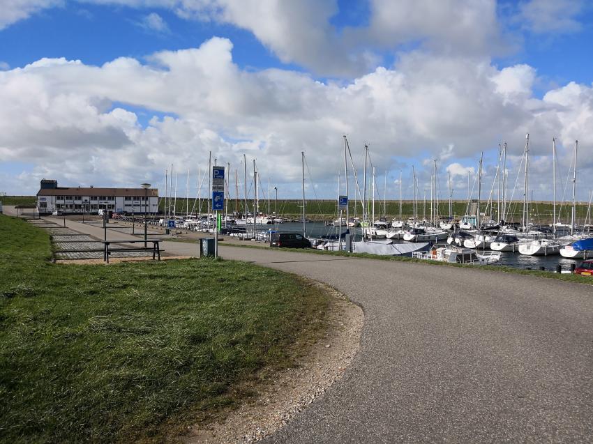 Blick aufs Hotel und Hafen, Dive-Inn de Kabbelaar, Scharendijke, Niederlande