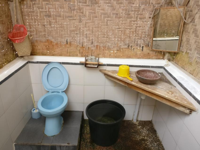 Gemeinschaft Waschraum innen, La-petite-Kepa, Alor, Indonesien, Allgemein