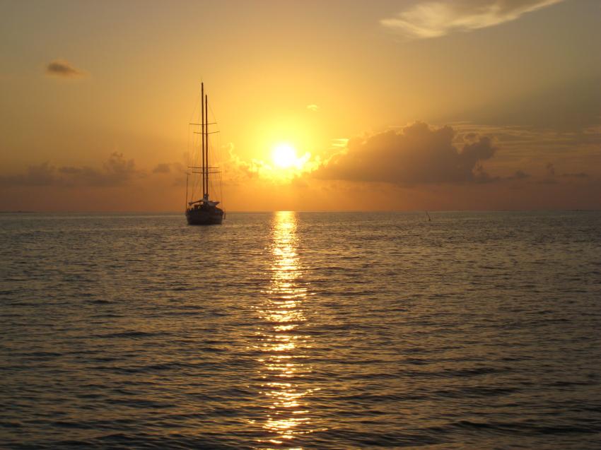 Kuredu - Lhaviyani Atoll, Kuredu,Malediven,Sonnenuntergang auf dem Meer,Segelschiff