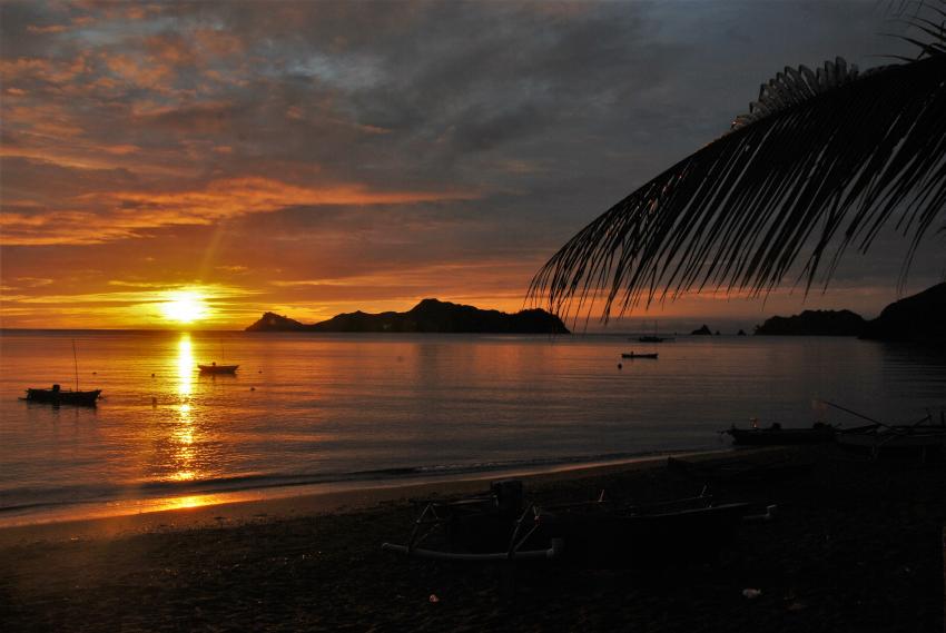 Sonnenaufgang Tompotika Lodge, Blue Bay Divers, Sahaung Island, Nord Sulawesi, Indonesien, Sulawesi