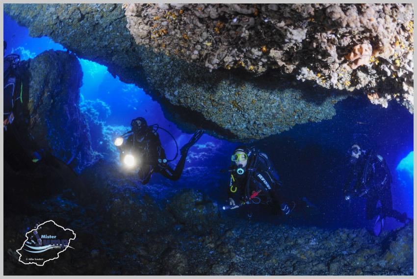 Höhle des Doktors, MisterJump Diving Center, Ustica, Italien