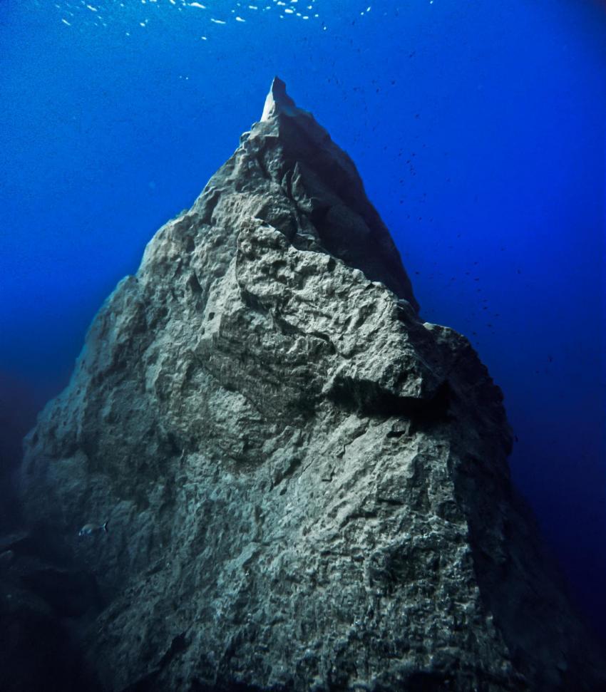 Berggipfel unter Wasser im Blue Hole, Utina Diving, Xlendi Bay, Gozo, Malta, Gozo