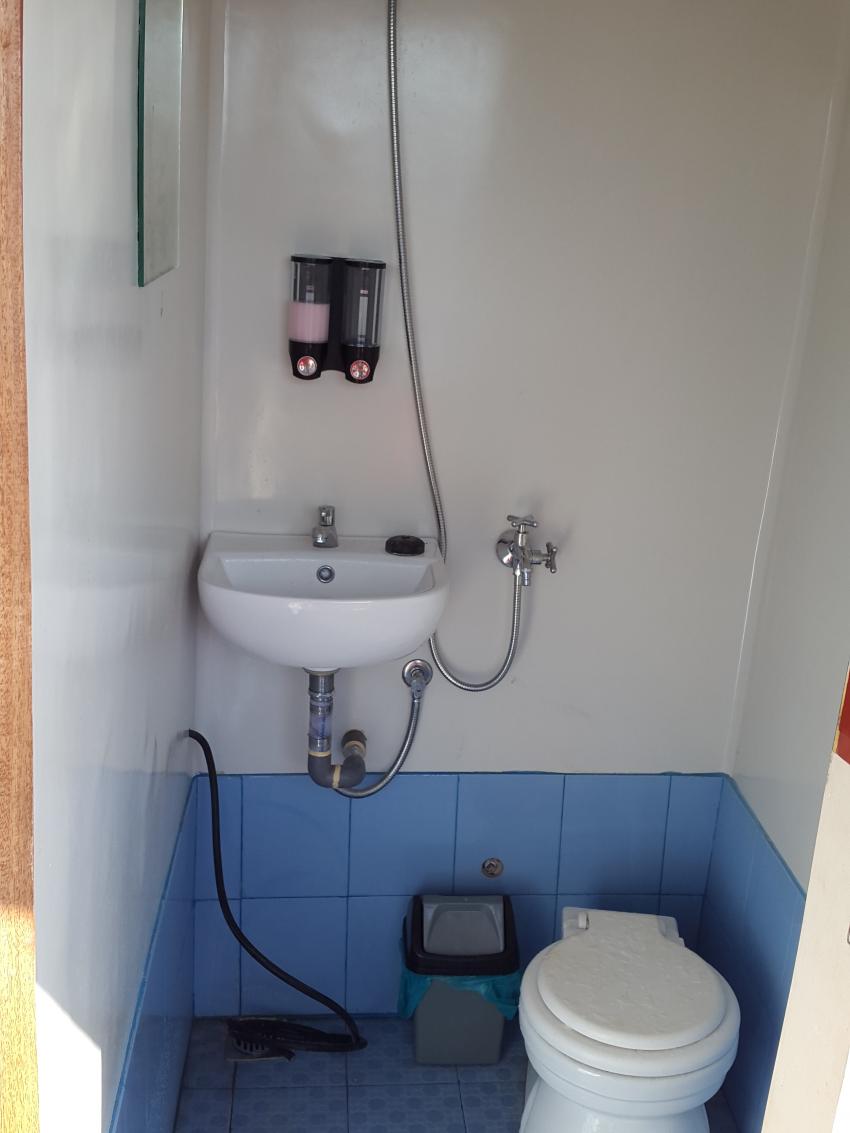 Bad mit Toilete auf Deck, KLM Gaya Baru Indah, Indonesien, Allgemein