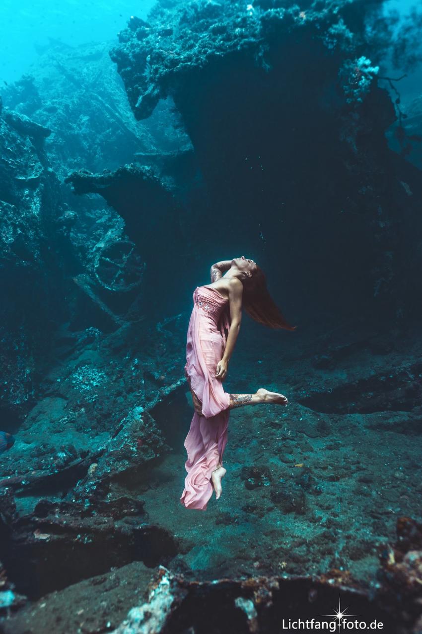 Model vor US Liberty, 17 m, unterwassermodel, liberty, bali, tulamben, Ocean Sun Dive Resort Tulamben, Indonesien, Bali