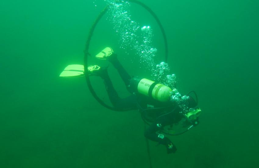 Ab durch die Ringe, Tauchschule Lutz Kamski Cospudener See, Deutschland, Sachsen