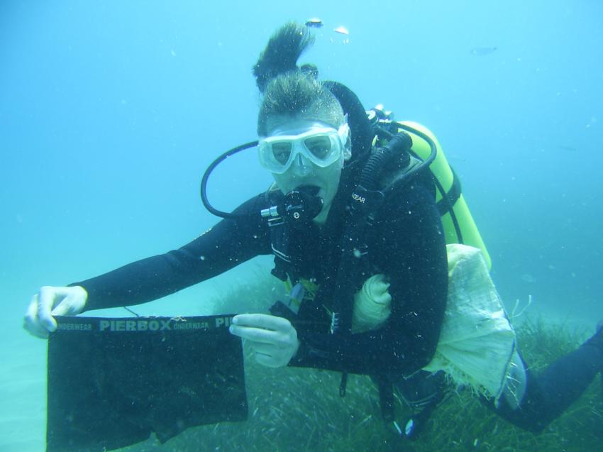 Instructor Ilya Lamkin beim zwischendurch aufräumen., Scuba Turtle - Diving School, Türkei