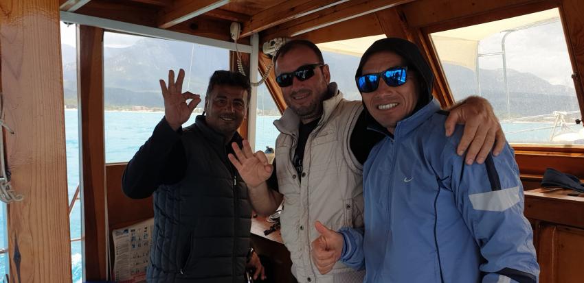 links Jelal, Mitte Hasan, rechts Bayram, Crew Blue World Diving, Blue World Diving Center, Hotel Marti Myra, Tekirova / Antalya, Türkei