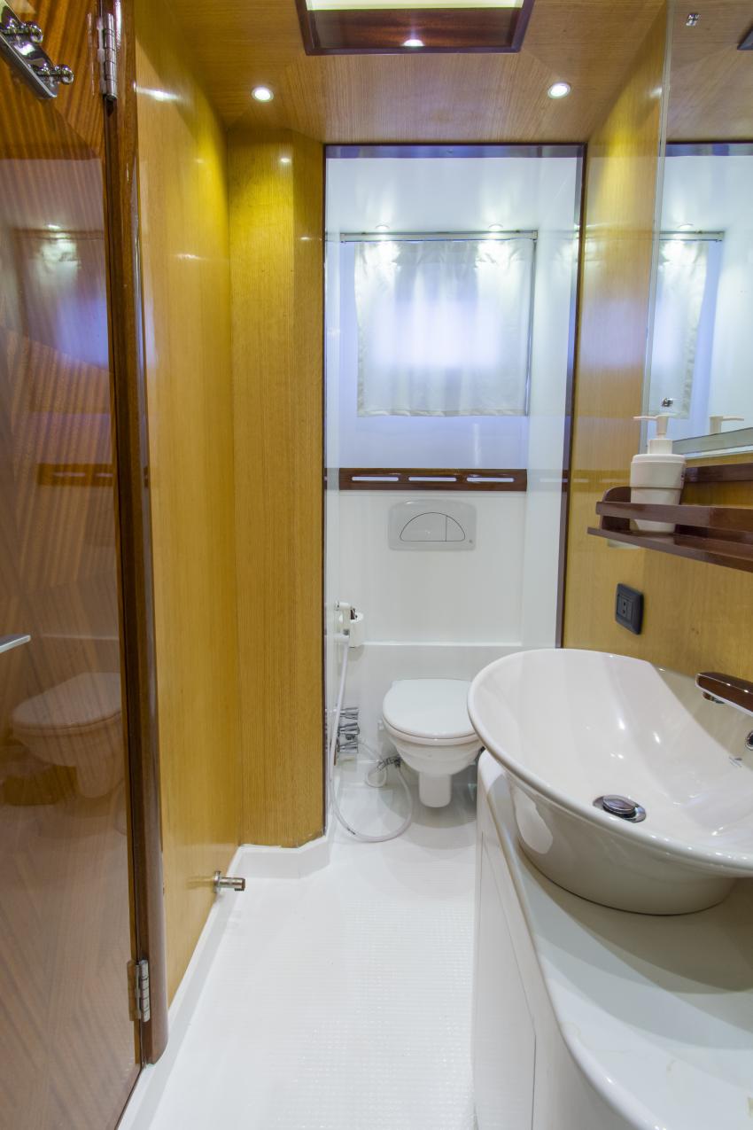 M/Y Golden Dolphin IV_Bathroom_lower deck, #egypt #ägypten #redsea #rotesmeer #egyptredsea #ägyptenrotesmeer #liveaboard #tauchsafari #tauchboot #tauchschiff #tauchtour #goldendolphinsafari #tauchplatz #goldendolphiniv #goldendolphin4 #bathroomlowerdeck, M/Y Golden Dolphin IV, Ägypten, Hurghada