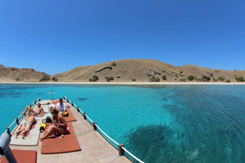 Tagesboot Sonnendeck, Komodo Dive Center day boat, Komodo Dive Center, Labuan Bajo, Indonesien, Sonnendeck, insel, pause