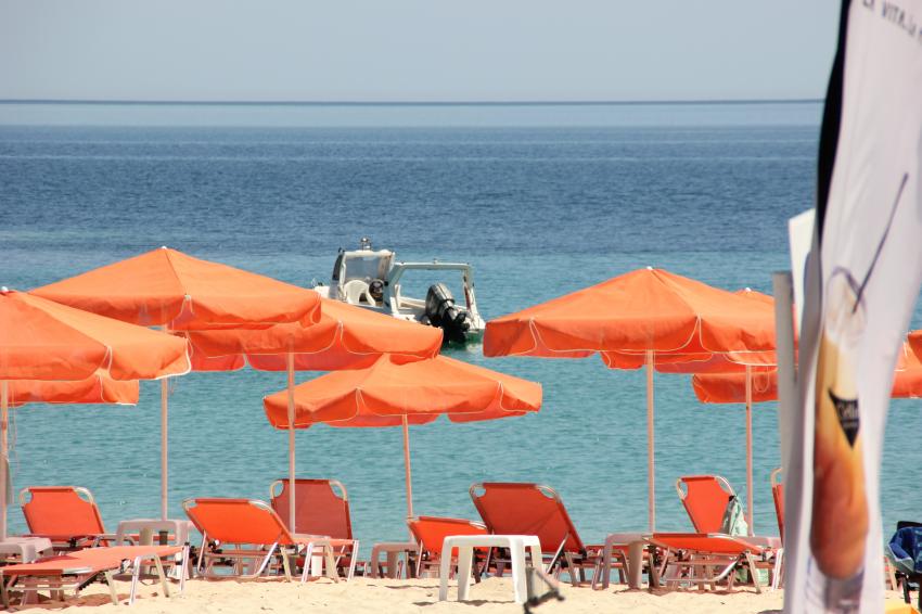 Blick von der Beach-Bar zum Strand, Dolphin Diving Center, Kalamitsi, Griechenland