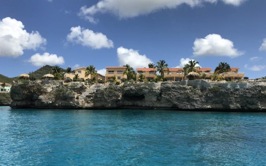 Die Lage des Resorts direkt auf den Klippen mit fantastischer Aussicht, Lagun Blou Dive, Niederländische Antillen, Curaçao