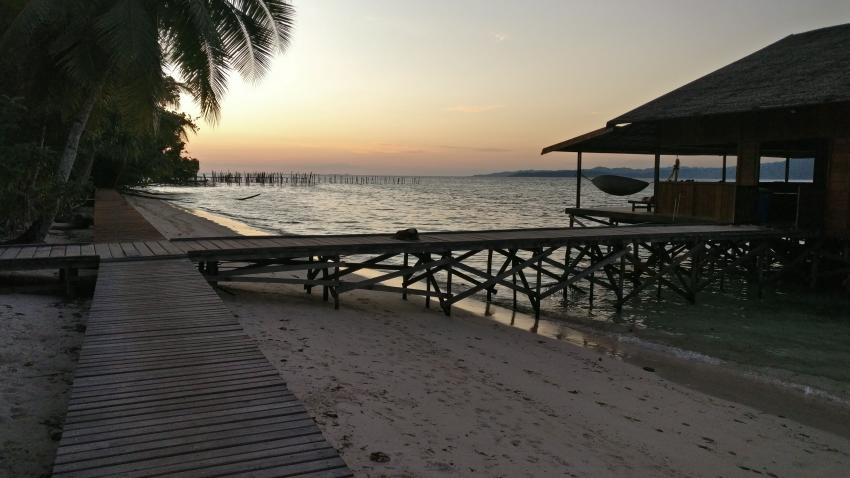 Am Strand vor dem Restaurant am Abend, Yenkoranu Homestay+Diving, Indonesien, Allgemein