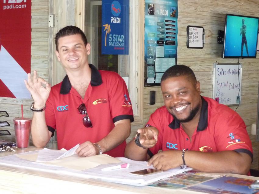 Verwaltungsspezialisten: Romain und James, Pro Dive International Catalonia Bayahibe, Dominikanische Republik