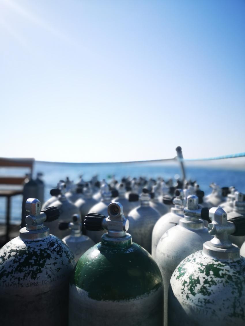 Tauchflaschen in Hülle und Fülle, TGI Diving Gorgonia Beach Resort, Marsa Alam, Ägypten, Marsa Alam und südlich