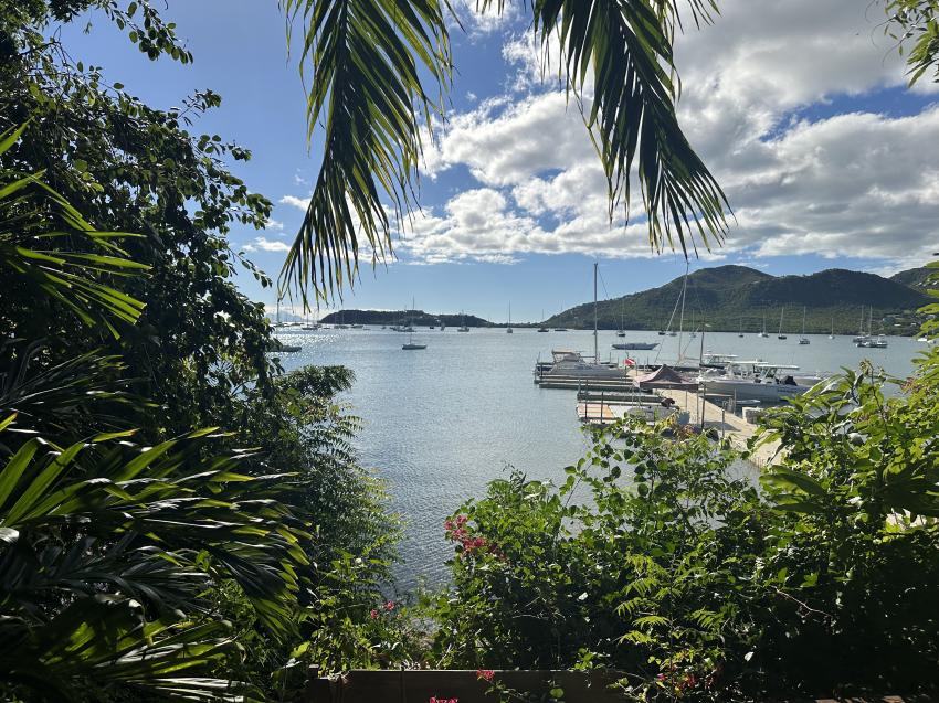 Blick von der Basis auf den Steg und die Bucht, DiveCarib Antigua, Antigua und Barbuda