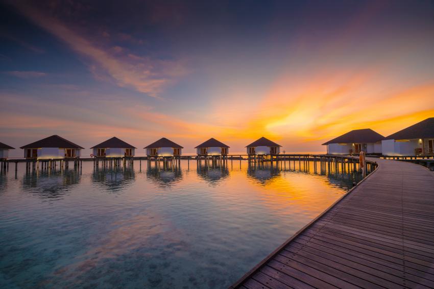 Romantischer Sonnenuntergang bei den Wasserbungalows, Ellaidhoo Dive & Sail, Ellaidhoo, Ari Atoll, Alfons Straub Dive & Sail, Malediven