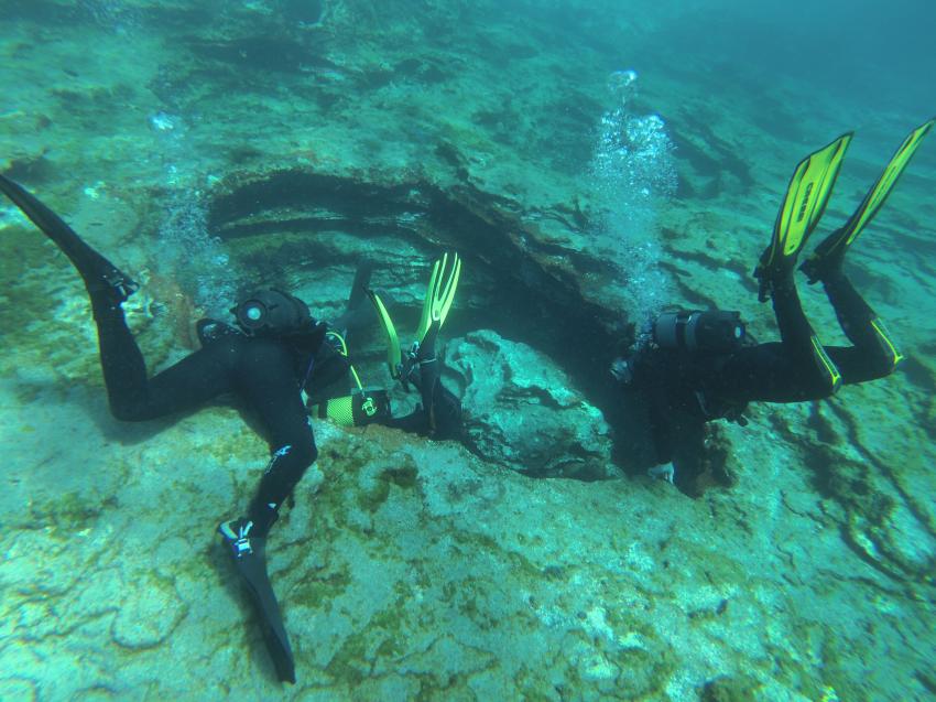 Mal schauen, was sich in dieser Höhle verbirgt!, Scubanana, Radazul, Teneriffa, Kanarische Insels, Scubanana Dive Center, Teneriffa, Spanien, Kanaren (Kanarische Inseln)