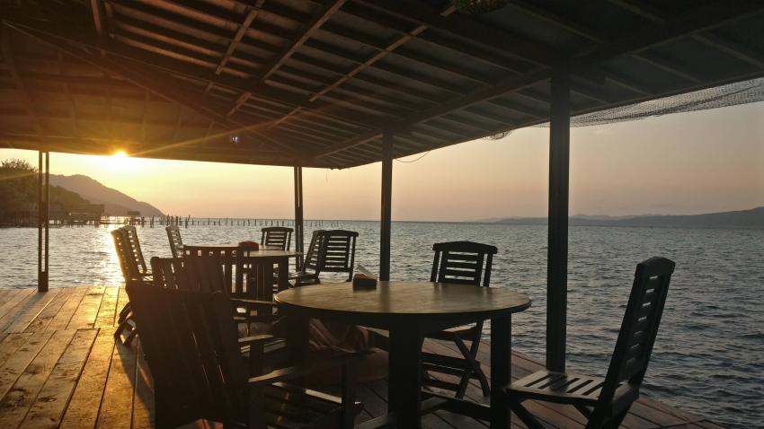 Restaurant Außenbereich, Yenkoranu Homestay+Diving, Indonesien, Allgemein