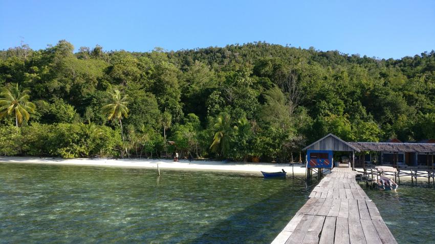 Ausblick vom Steg zur Tauchbasis, Yenkoranu Homestay+Diving, Indonesien, Allgemein