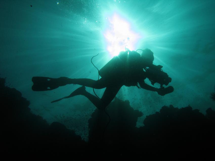 Komodo, Orca Dive Club Labuan Bajo Flores,Allgemein,Indonesien,Taucher,im Gegenlicht,mit Kamera,Lichtstrahlen