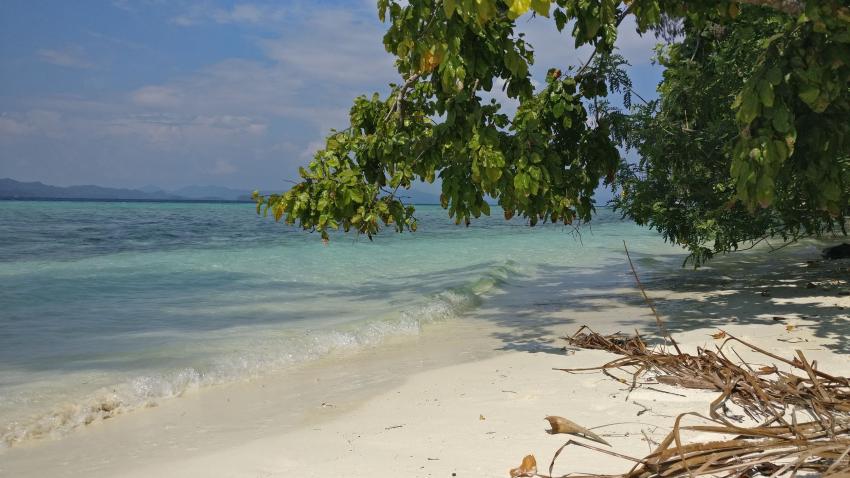 Am Strand, Yenkoranu Homestay+Diving, Indonesien, Allgemein