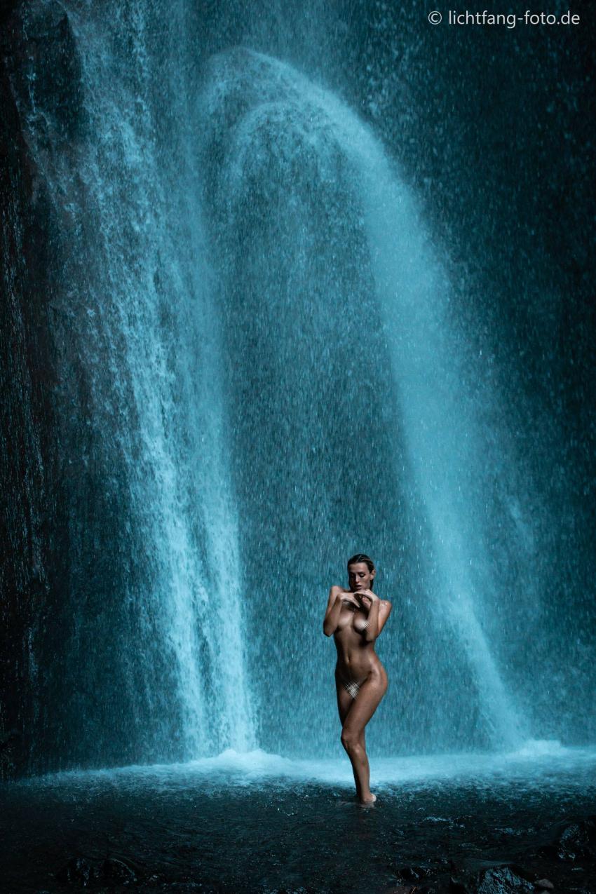 Model vor Wasserfall, workshop, akt, model, Ocean Sun Dive Resort Tulamben, Indonesien, Bali