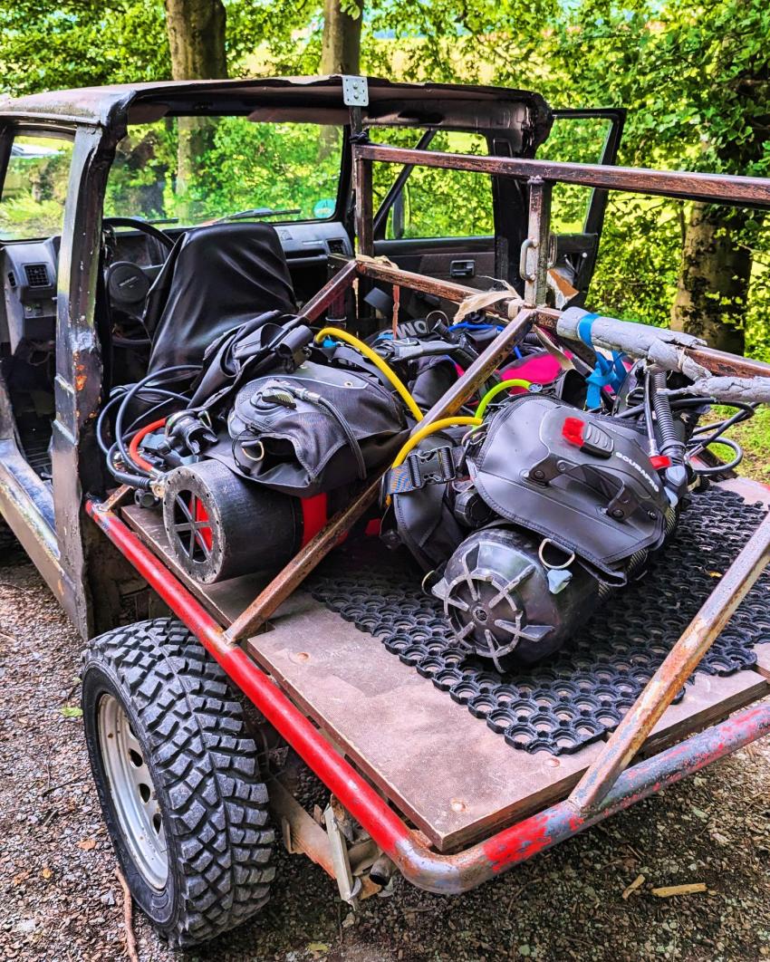 Buggys für das Equipment, Messinghausener See (See im Berg), Brilon - Messinghausen, Deutschland, Nordrhein-Westfalen