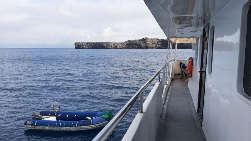 der Gang vor den Kabinen auf dem Oberdeck, unten enes der beiden Zodiacs, im Hintergrund "Wolf", M/V Galapagos Master, Ecuador, Galapagos