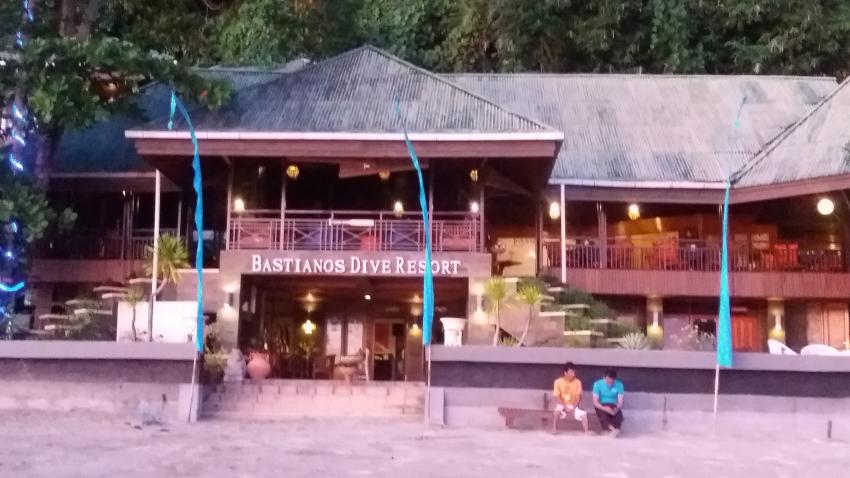 Bastianos Eingang, Bastianos Dive Resort Bunaken, Indonesien, Sulawesi