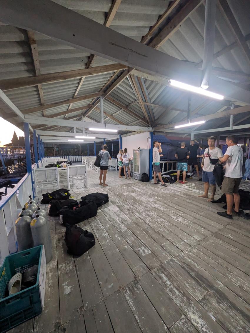 Treff zum Frühstück und Mittagessen nach der Ausfahrt , OK Club Diving Center, Koh Lanta, Thailand, Andamanensee